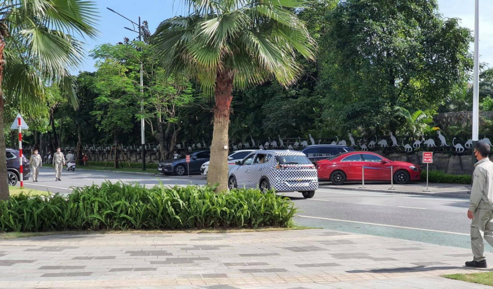 Phần đuôi của chiếc VinFast VF e34 chạy thử.