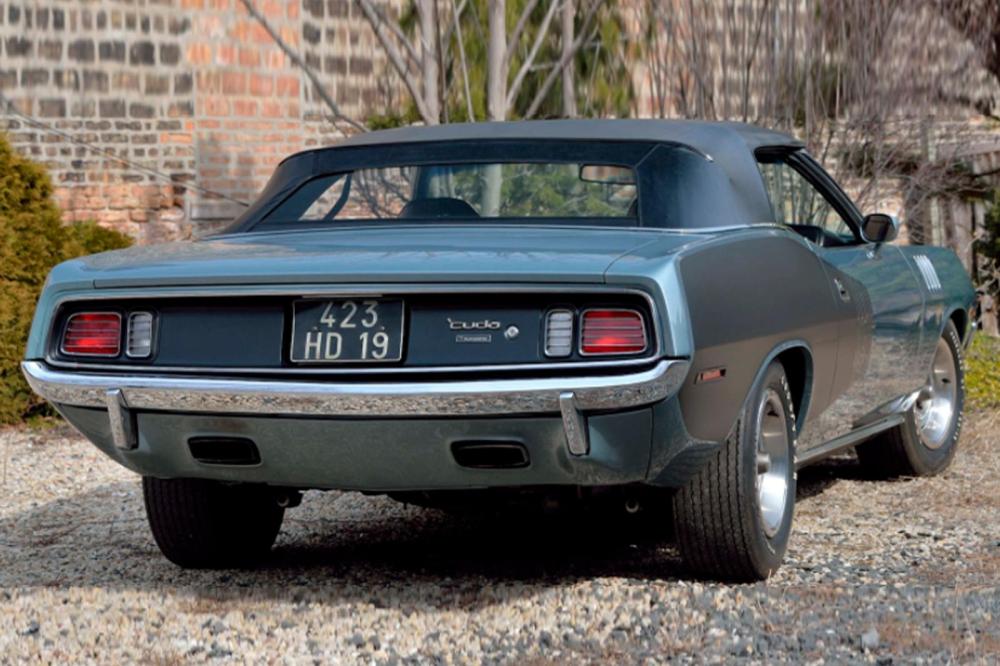 Phía sau của Plymouth Hemi Cuda Convertible 1971