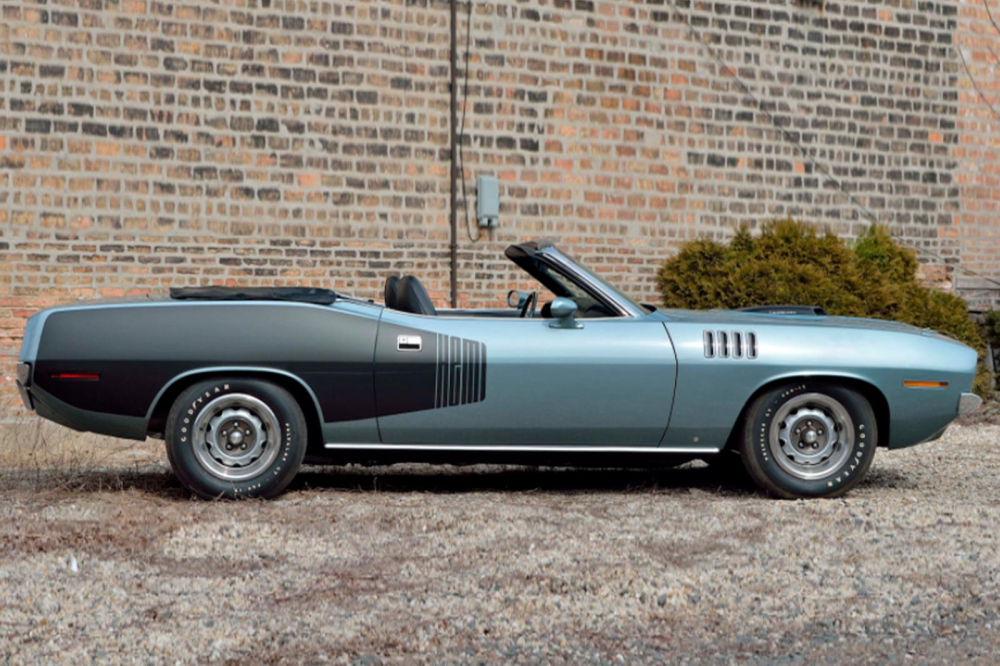 Phía sườn của Plymouth Hemi Cuda Convertible 1971