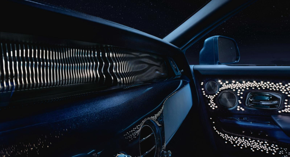 Chi tiết trang trí The Gallery trên mặt táp-lô của Rolls-Royce Phantom Tempus Chi tiết trang trí The Gallery trên mặt táp-lô của Rolls-Royce Phantom Tempus