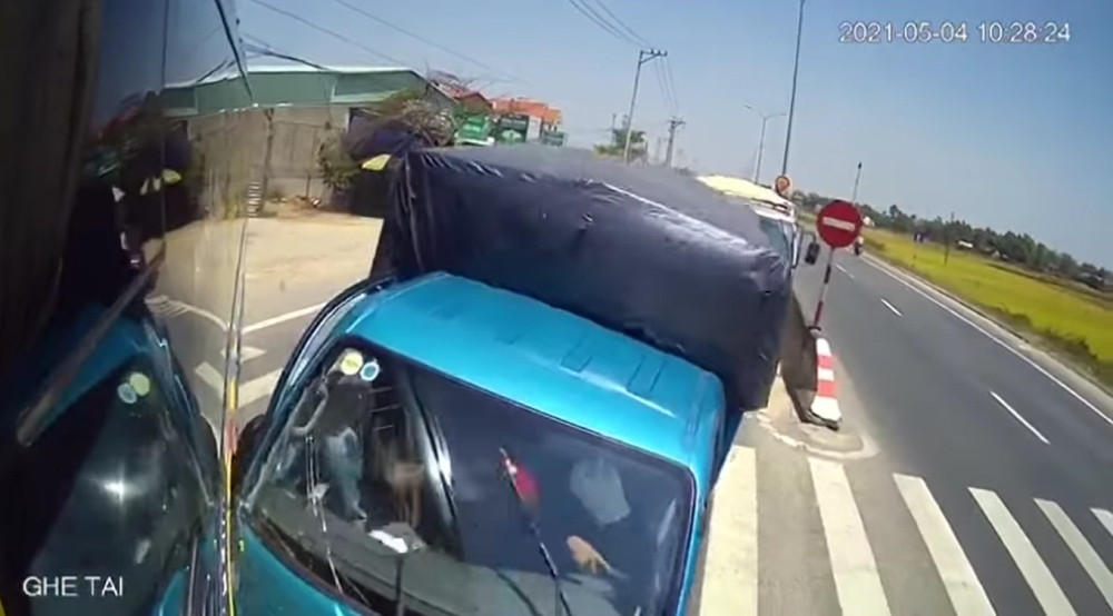 Bị xe phía sau tông trúng, chiếc ô tô tải va chạm với xe khách Bị xe phía sau tông trúng, chiếc ô tô tải va chạm với xe khách