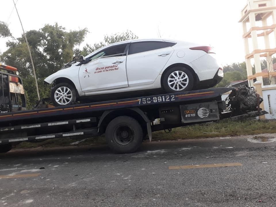 Chiếc ô tô Hyundai Accent được đưa đi khỏi hiện trường