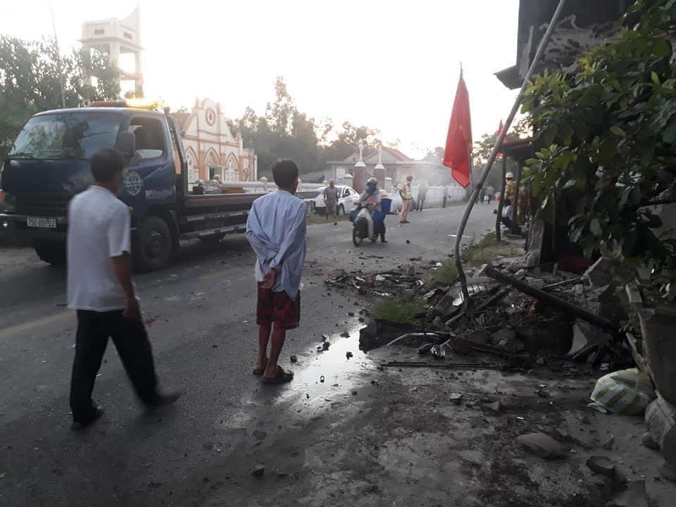 Lực lượng chức năng có mặt tại hiện trường vụ tai nạn