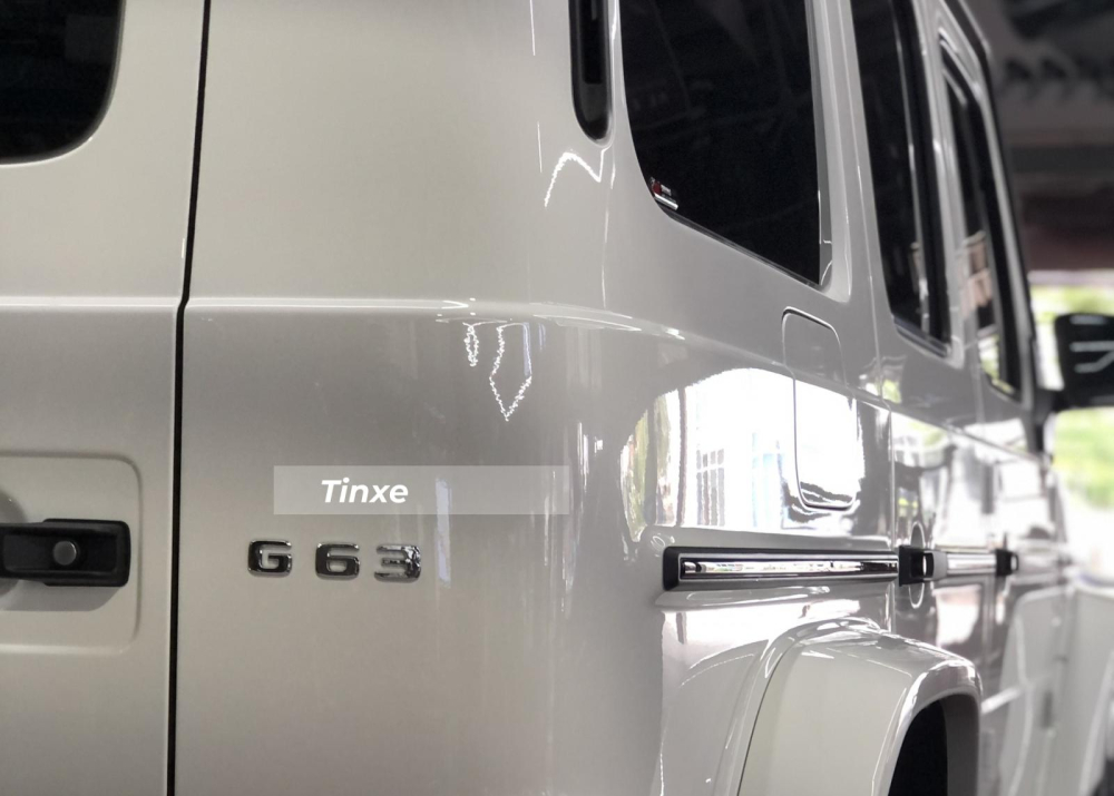 Chiếc xe Mercedes-AMG G63 của Sơn T&ugrave;ng M-TP c&oacute; m&agrave;u trắng c&ugrave;ng c&aacute;c chi tiết kh&aacute;c sơn đen
