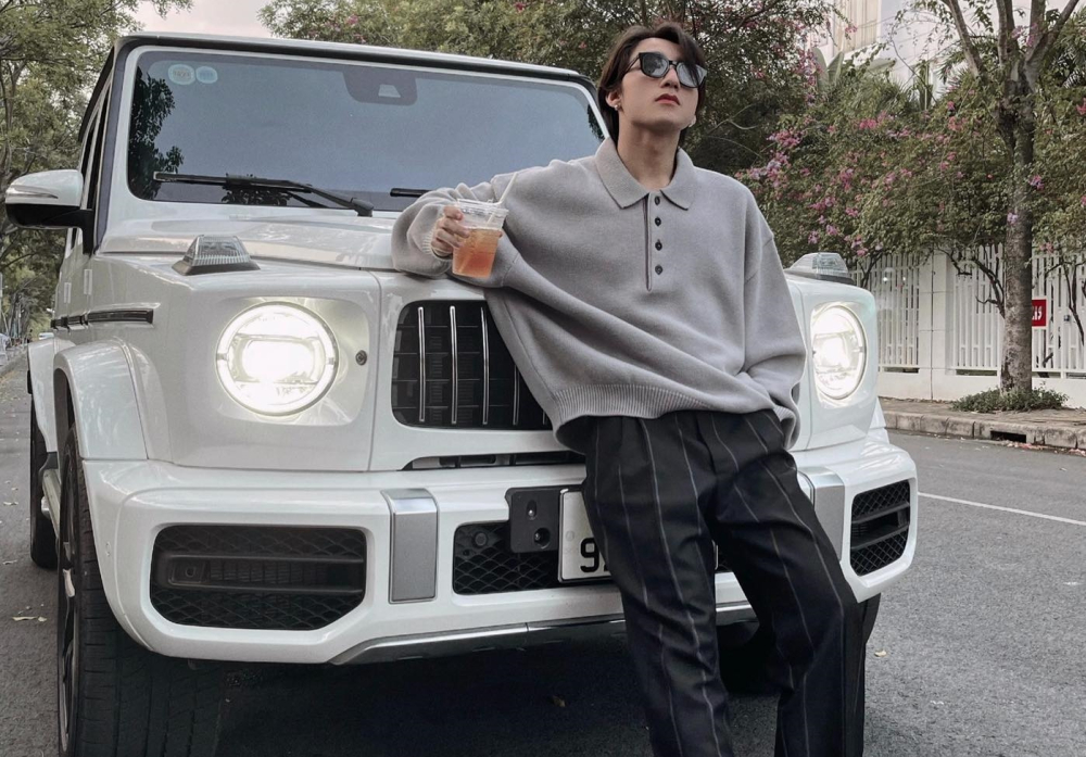 Sơn T&ugrave;ng M-TP khoe d&aacute;ng b&ecirc;n chiếc SUV hạng sang Mercedes-AMG G63 mới tậu