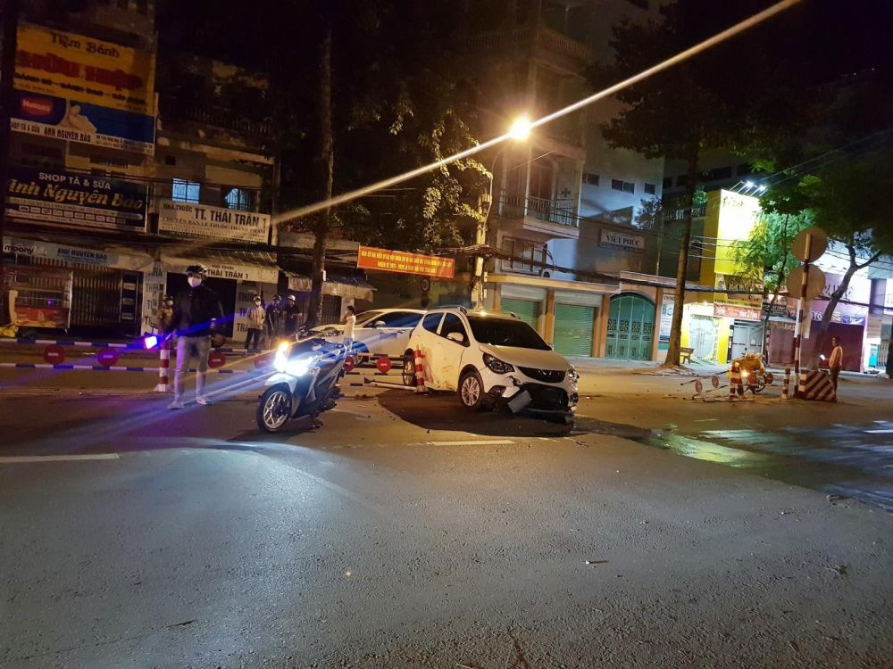 Hiện trường xe VinFast Fadil gặp nạn v&agrave;o tối qua ở Cần Thơ