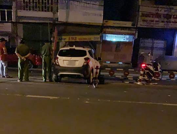 Chiếc xe VinFast Fadil t&ocirc;ng v&agrave;o dải ph&acirc;n c&aacute;ch giữa đường