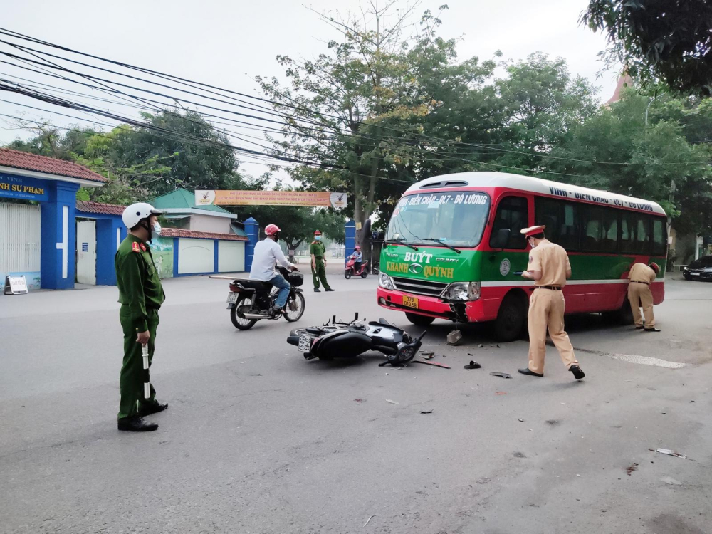 Hiện trường vụ tai nạn giữa xe bu&yacute;t v&agrave; xe m&aacute;y trước cổng trường Thực h&agrave;nh Sư phạm, Đại học Vinh