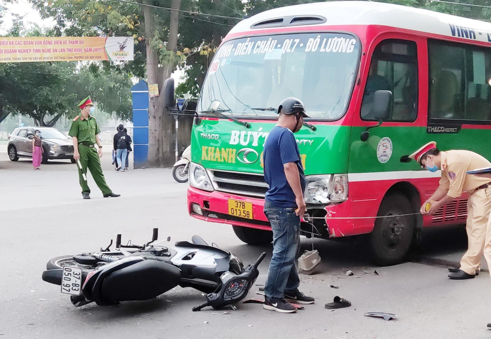 Vụ tai nạn l&agrave;m nam sinh vi&ecirc;n năm nhất chấn thương, đ&atilde; được bạn đưa v&agrave;o viện