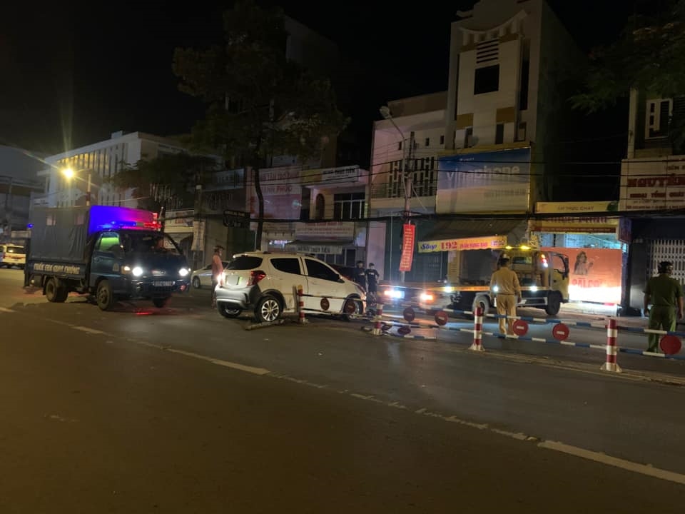 Lực lượng chức năng điều động xe cứu hộ đến để cẩu xe VinFast Fadil rời hỏi hiện trường tai nạn