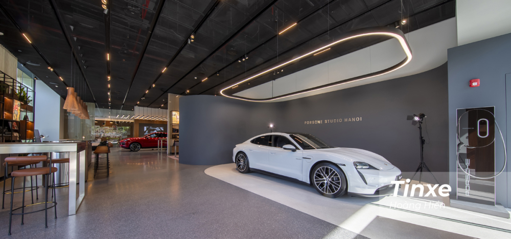 Porsche Studio Hanoi với định hướng kỷ nguyên xe điện. Porsche Studio Hanoi với định hướng kỷ nguyên xe điện.
