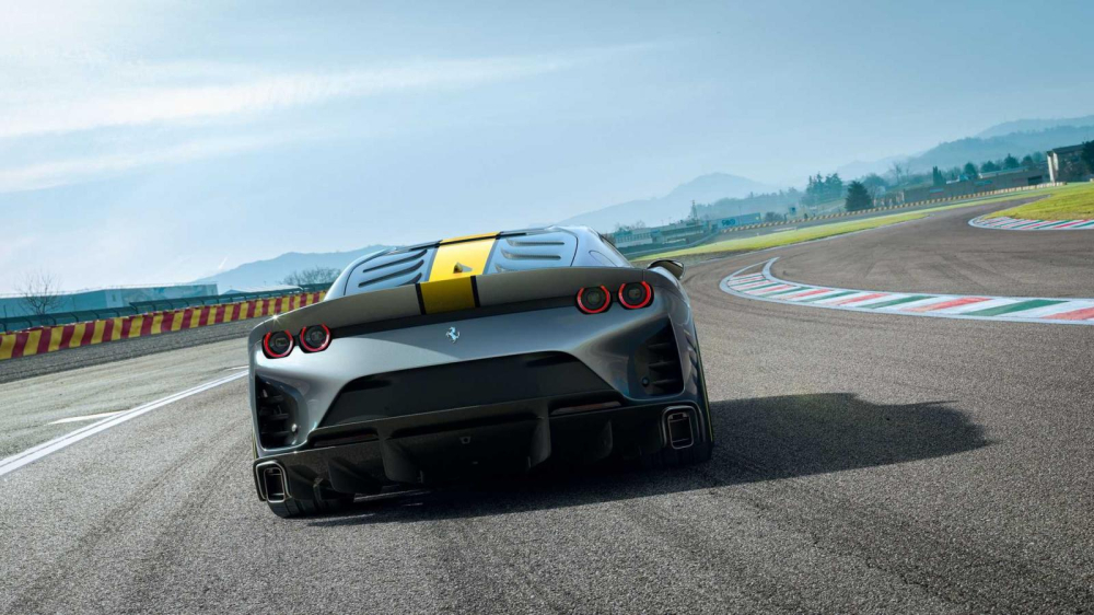 Ferrari 812 Competizione nhìn từ phía sau Ferrari 812 Competizione nhìn từ phía sau