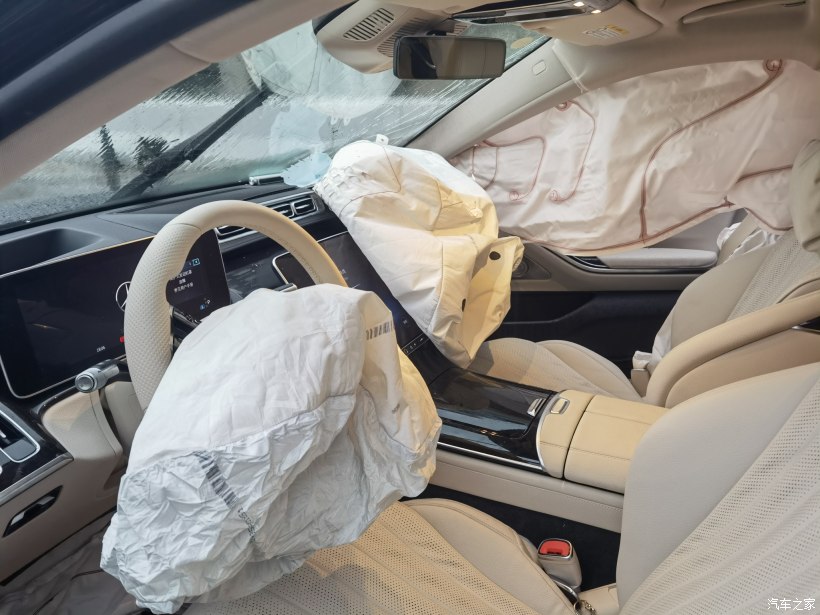 Điều khiến người ta chú ý hơn cả là túi khí của chiếc Mercedes-Benz S-Class 2021 Điều khiến người ta chú ý hơn cả là túi khí của chiếc Mercedes-Benz S-Class 2021
