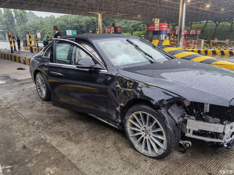 Chiếc Mercedes-Benz S-Class 2021 bị tai nạn tại Trung Quốc Chiếc Mercedes-Benz S-Class 2021 bị tai nạn tại Trung Quốc