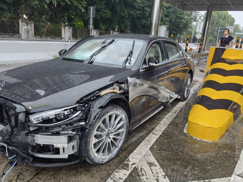 Chắn bùn trước ở hai bên xe đều biến dạng Chắn bùn trước ở hai bên xe đều biến dạng