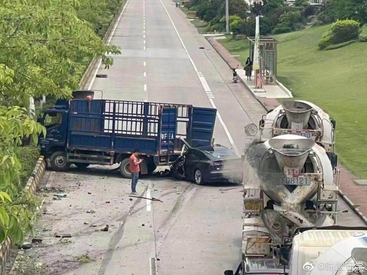 Cả hai chiếc xe đều bị hư hỏng sau vụ tai nạn Cả hai chiếc xe đều bị hư hỏng sau vụ tai nạn