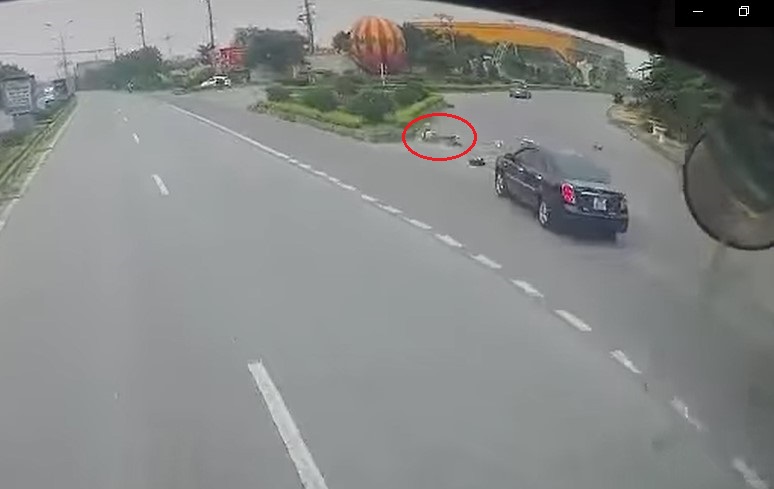 Hai người đi xe máy ngã xuống đường sau vụ tai nạn Hai người đi xe máy ngã xuống đường sau vụ tai nạn