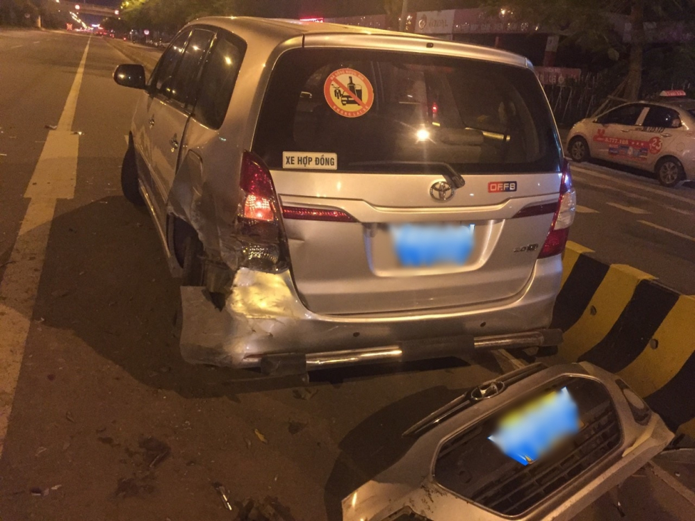 Tuy nhiên chiếc xe Toyota Innova bị xe taxi tông từ phía sau