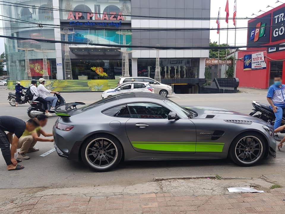 Chiếc siêu xe Mercedes-AMG GT R Pro độc nhất vô nhị tại Việt Nam đang được gắn biển số