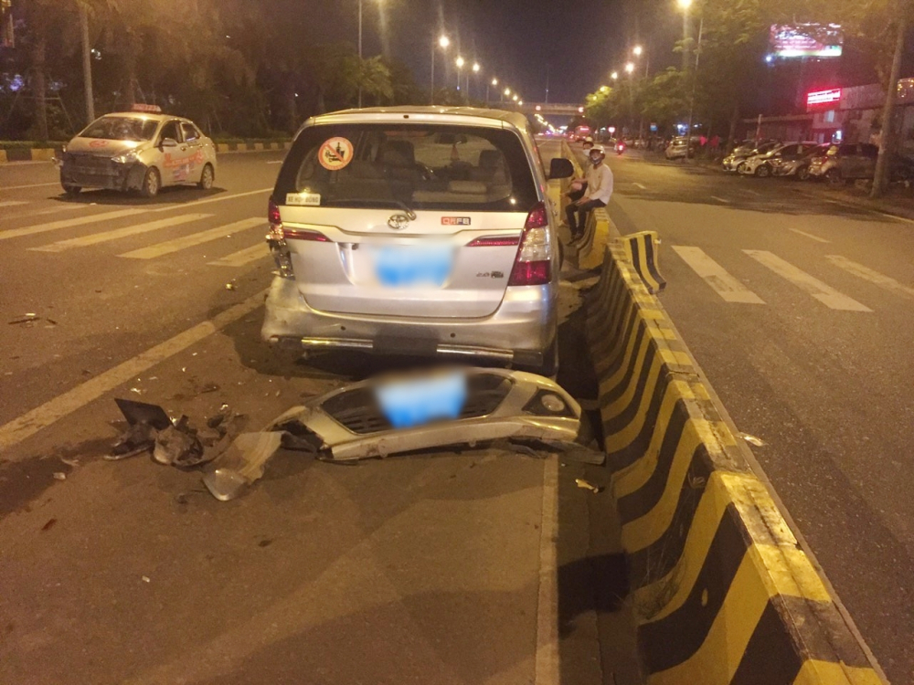 Cản va trước của xe taxi nằm phía sau xe Toyota Innova