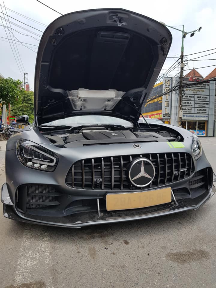 Mercedes-AMG GT R Pro độc nhất Việt Nam được chủ nhân cho ra biển trắng của Hoà Bình