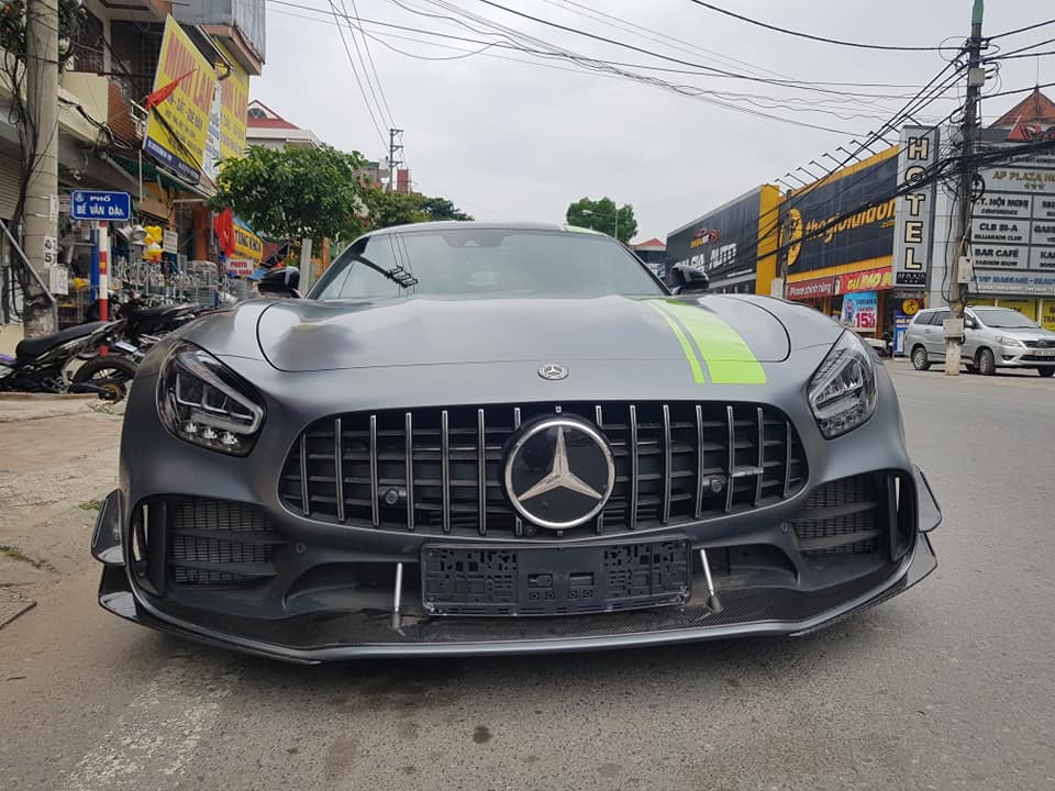 Thiết kế phần đầu xe khá hung hãn của siêu xe Mercedes-AMG GT R Pro