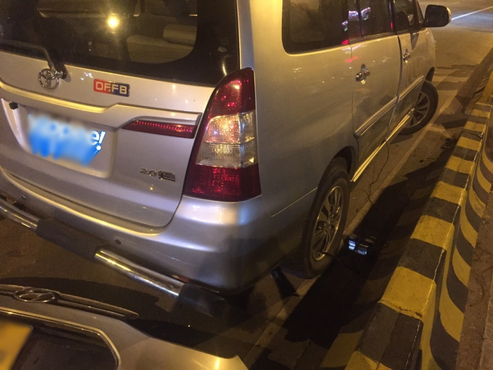 Chiếc xe Toyota Innova đang đi trên đường thì bị sự cố vế lốp bên phụ nên tài xế cho xe dừng ở làn ngoài cùng