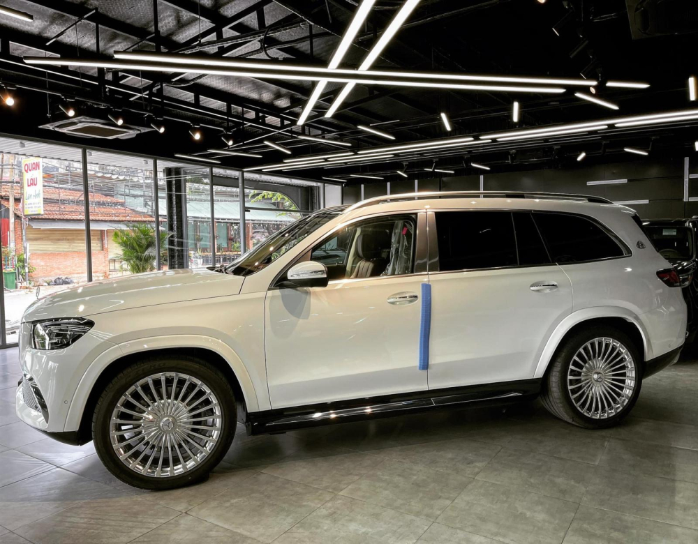 Chiếc SUV siêu sang Mercedes-Maybach GLS 600 nhìn từ bên hông xe Chiếc SUV siêu sang Mercedes-Maybach GLS 600 nhìn từ bên hông xe