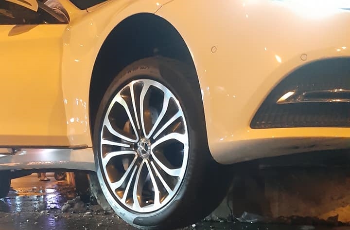 Chiếc xe Mercedes-Benz S450 bị mắc kẹt sau khi tông vào vòng xoay này