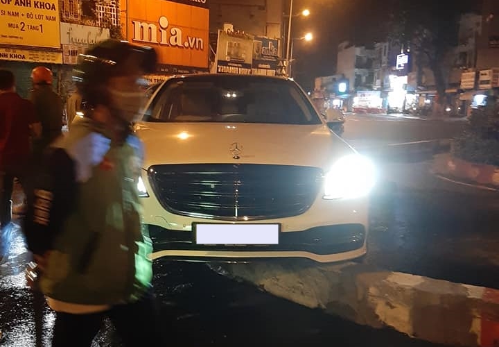 Hiện trường vụ tai nạn xe Mercedes-Benz S-Class ở vòng xoay ngã năm Cống Quỳnh