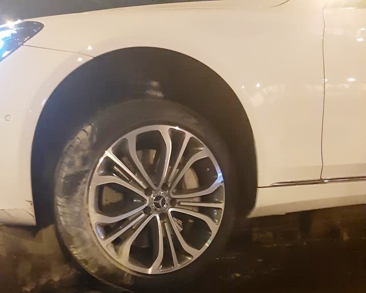 Chiếc xe Mercedes-Benz S450 bị mắc kẹt sau khi tông vào vòng xoay này