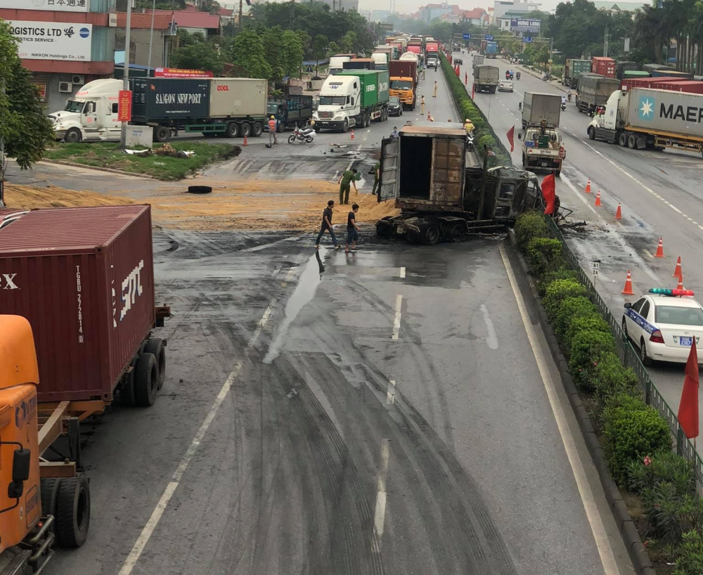 Hiện trường vụ va chạm giao th&ocirc;ng của 2 xe container khiến 1 xe container ch&aacute;y rụi