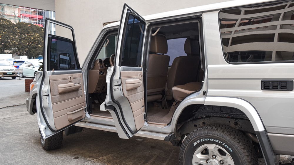 Chiếc Toyota Land Cruiser 76 bọc giáp khi mở cánh cửa