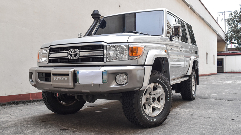 Phía trước của chiếc Toyota Land Cruiser 76 bọc giáp