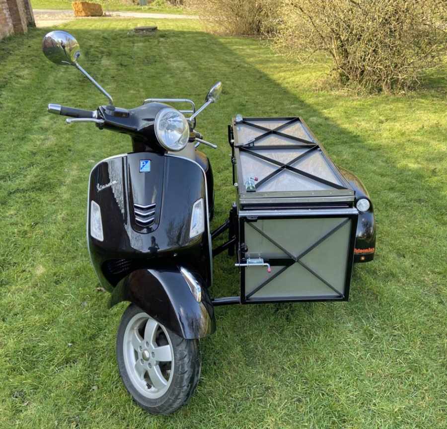 Vespa GTS 300 th&agrave;nh xe b&aacute;n đồ ăn di động tại Anh Quốc