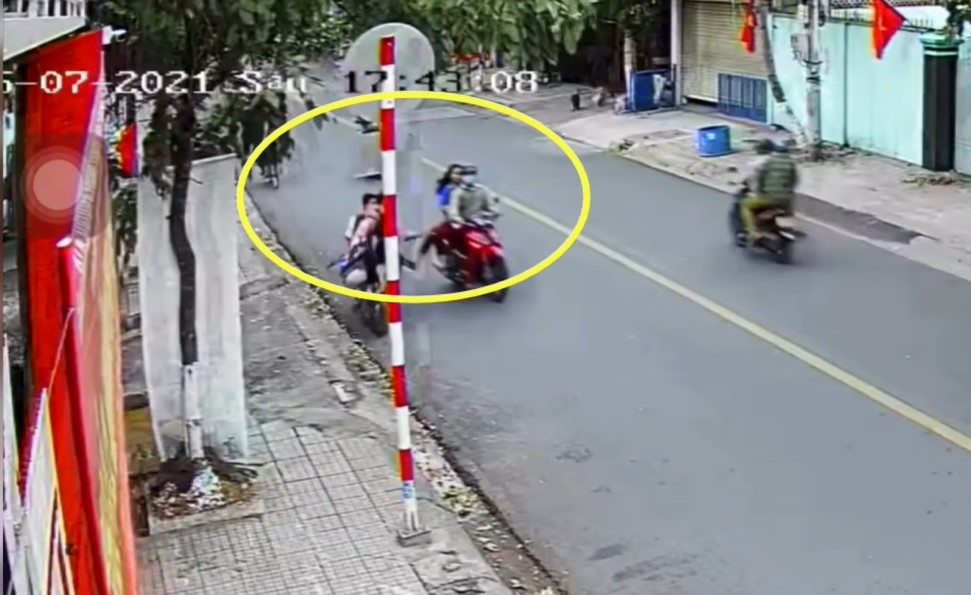 Người đàn ông điều khiển xe máy giơ chân đạp ngã 2 nam sinh Người đàn ông điều khiển xe máy giơ chân đạp ngã 2 nam sinh