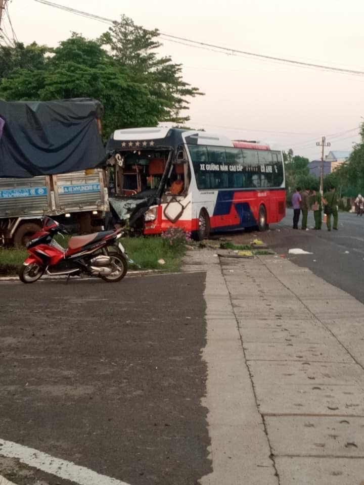 Lực lượng chức năng có mặt tại hiện trường vụ tai nạn