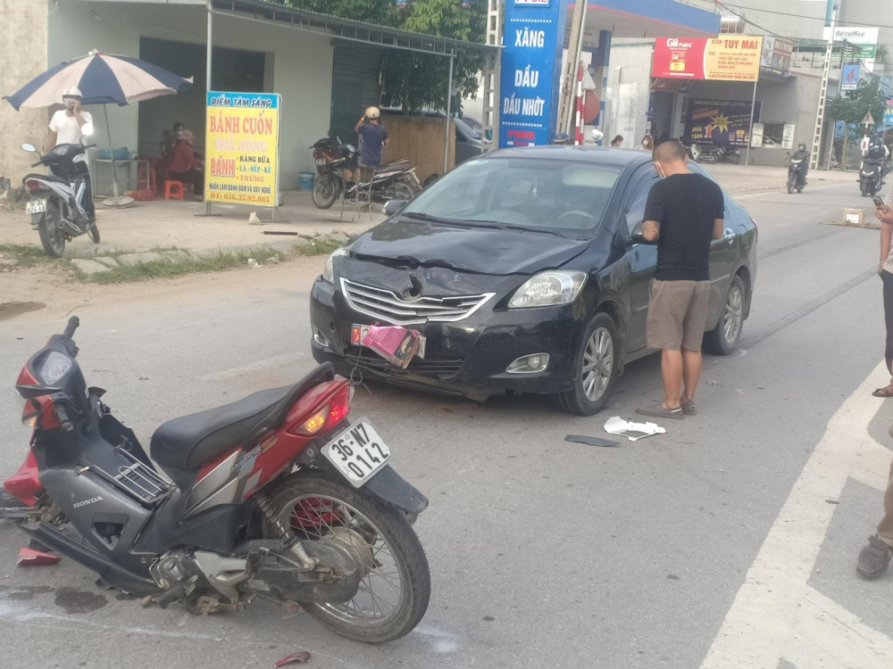 Cả 2 phương tiện hư hỏng nặng nề