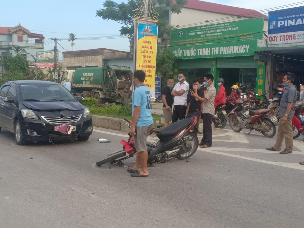 Xe máy gãy phuộc trước sau va chạm với Toyota Vios ở ngã 5, 2 người bị thương