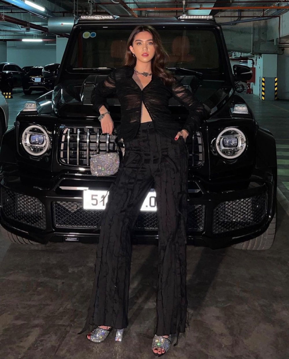 Nữ hoàng nội y Ngọc Trinh khoe dáng bên cạnh Mercedes-AMG G63 độ Brabus