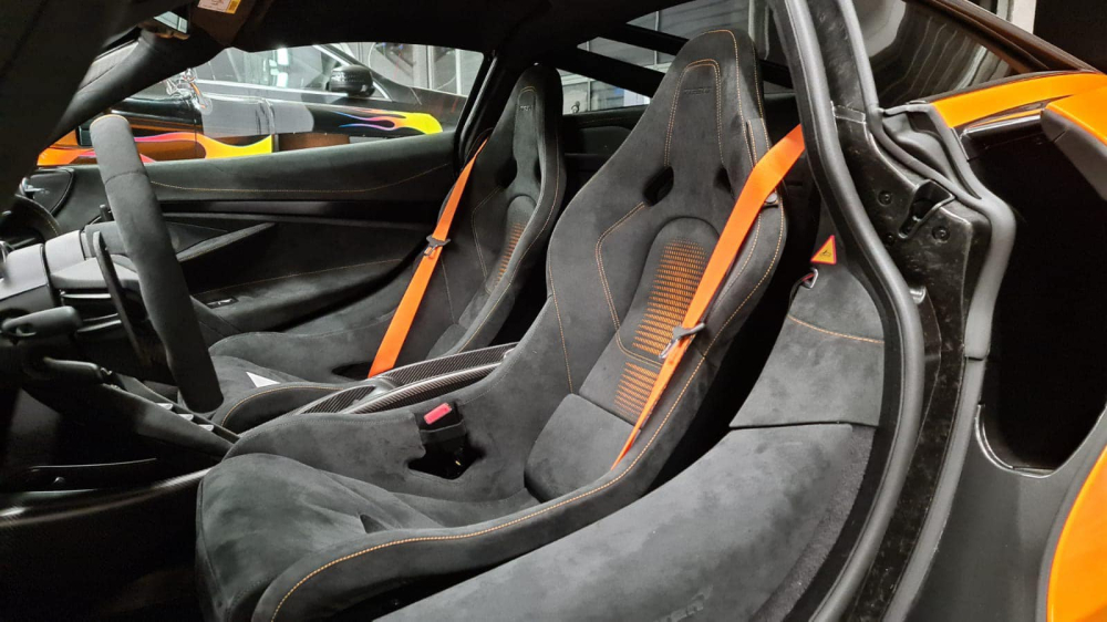 Nội thất của chiếc si&ecirc;u xe McLaren 765LT c&oacute; ghế ngồi ti&ecirc;u chuẩn rất th&iacute;ch hợp chạy đường phố