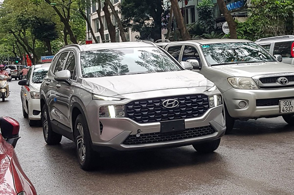 Hyundai Santa Fe 2021 tiếp tục bị bắt gặp di chuyển tr&ecirc;n phố.