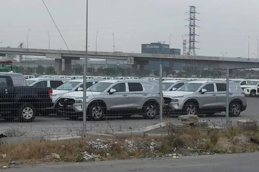 L&ocirc; Hyundai Santa Fe 2021 m&agrave;u bạc được đưa về nước ta l&agrave;m xe phục vụ ng&acirc;n h&agrave;ng v&agrave;o cuối th&aacute;ng 1 vừa qua.