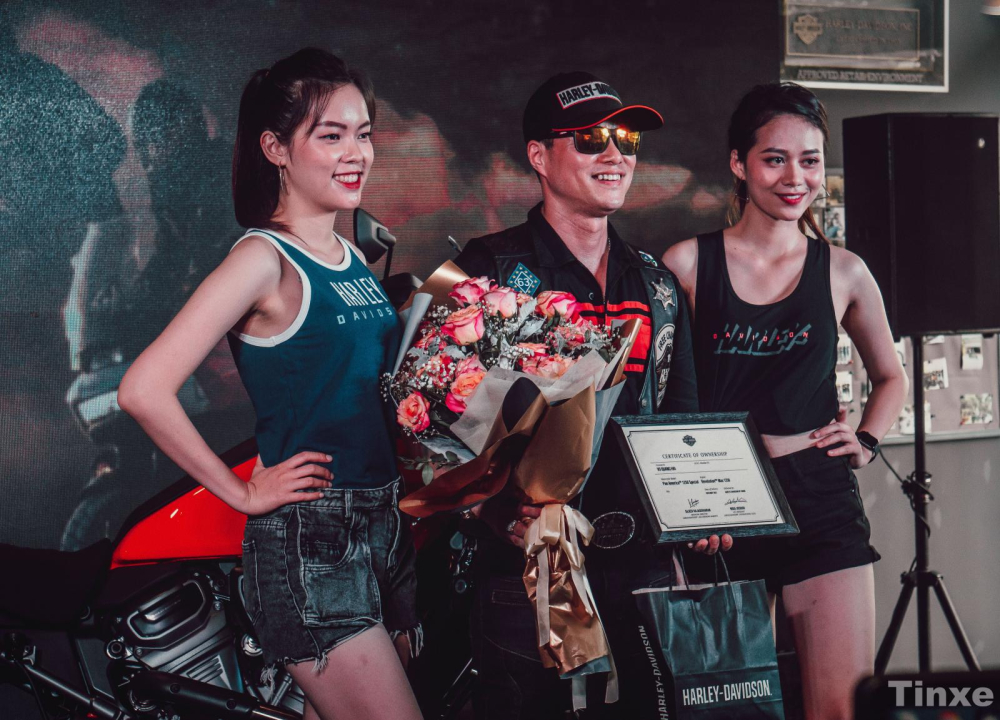 Một trong những vị khách đầu tiên đặt cọc xe Một trong những vị khách đầu tiên đặt cọc xe