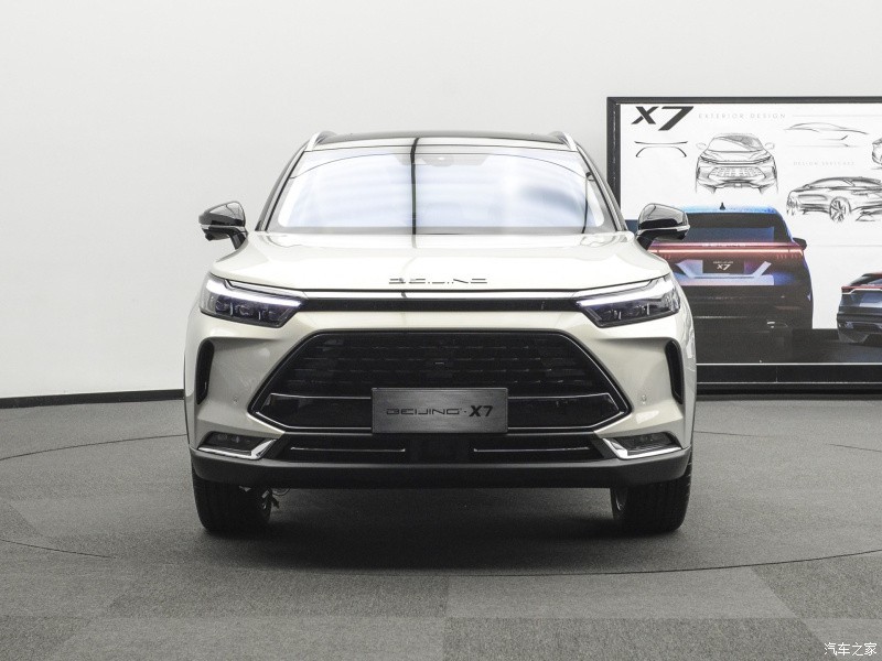 Thiết kế đầu xe của U7 mới kh&aacute; giống với Beijing X7