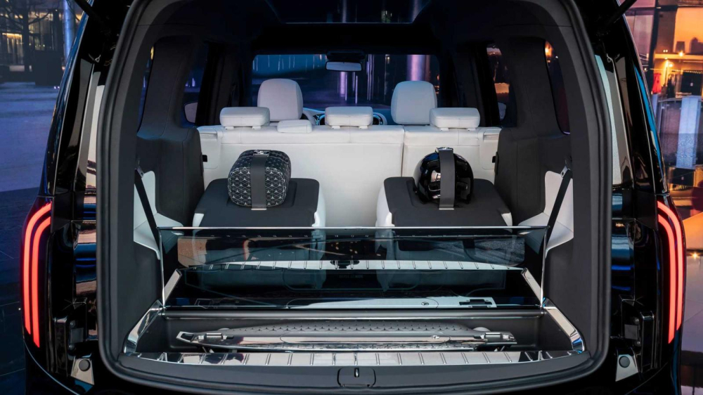 Ván trượt trong khoang hành lý của Mercedes-Benz EQT
