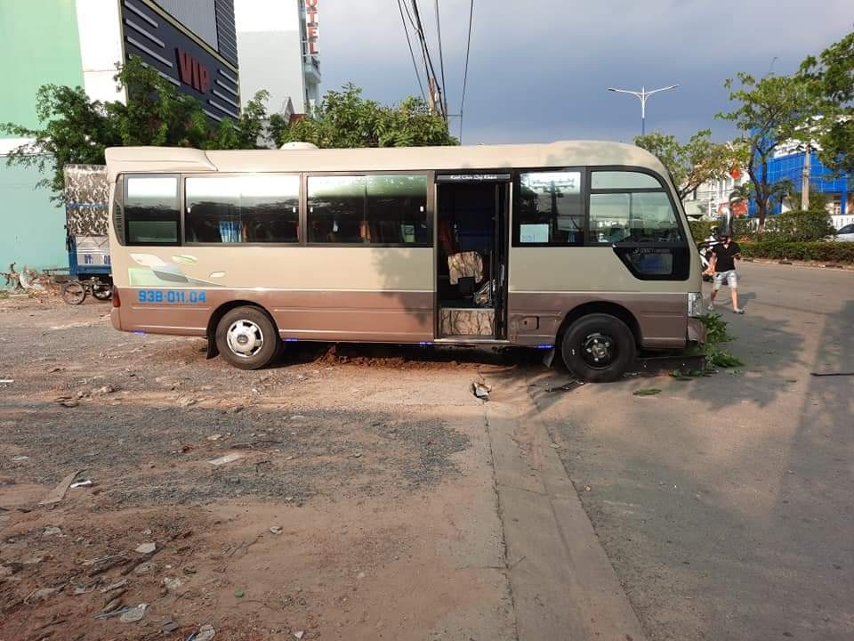 Chiếc &ocirc; t&ocirc; kh&aacute;ch tại hiện trường vụ tai nạn