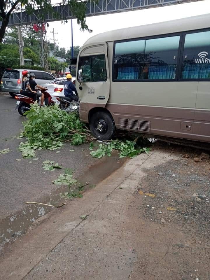 Chiếc &ocirc; t&ocirc; kh&aacute;ch biến dạng đầu xe