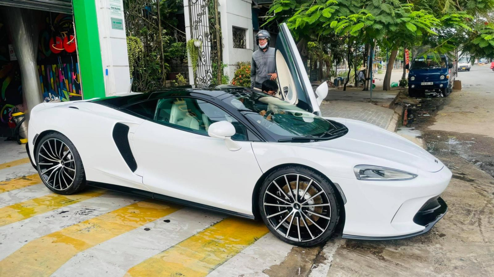 Xe mang m&agrave;u trắng c&ugrave;ng nhiều chi tiết sơn đen v&agrave; bộ v&agrave;nh đa chấu k&eacute;p