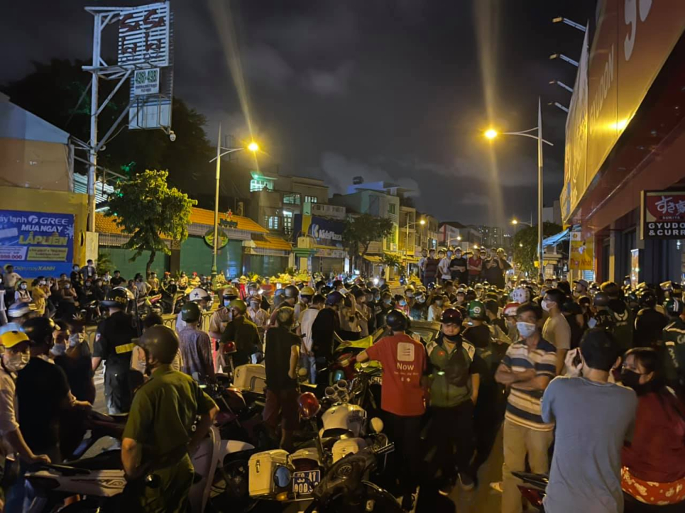 Hàng trăm người dân đứng vây quanh và tràn ra 2 bên đường Dương Bá Trạc để theo dõi vụ việc